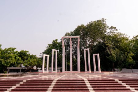 Téléchargez les photos : Le Shaheed Minar est un monument national érigé à Dacca, au Bangladesh, pour commémorer les personnes tuées lors des manifestations du Mouvement de la langue bengali de 1952 dans l'est du Pakistan de l'époque.11 mai 2024. - en image libre de droit
