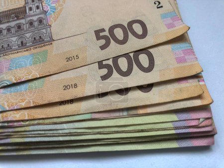 Hintergrund aus Hrywnja-Banknoten. Ukrainisches Geld. Eine Rechnung in fünfhundert Griwna, hundert Griwna.