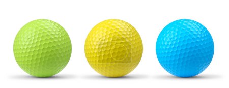 Foto de Juego de pelota de golf en camiseta aislada sobre fondo blanco. 3d representación de accesorios deportivos para juegos de equipo - Imagen libre de derechos