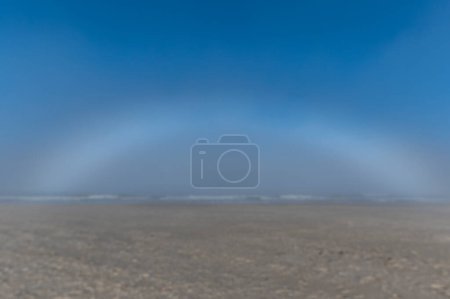 Seltener weißer Regenbogennebel am Strand von Ameland am frühen Morgen des Jahres 2021