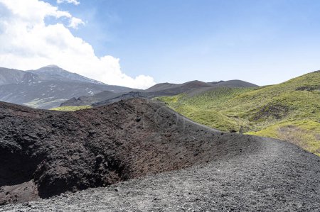 Senderismo a lo largo de los cráteres en la lava del Etna en Sicilia
