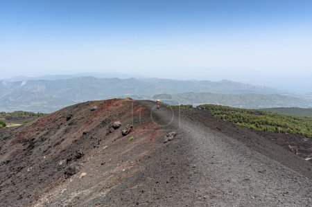 Senderismo a lo largo de los cráteres en la lava del Etna en Sicilia