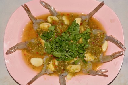 Téléchargez les photos : Crevettes crues fraîches en sauce de poisson Les Thaïlandais appellent Kung chae nampla - en image libre de droit