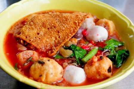 Yen Ta Fo, auténtica sopa de fideos estilo tailandés con bolas de pescado, piel de wonton crujiente y salsa roja casera especial