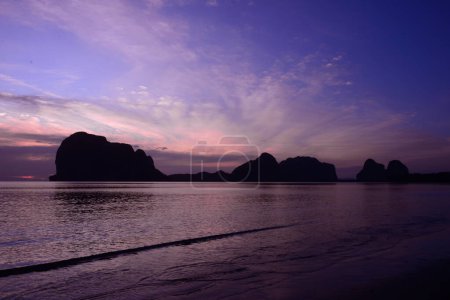 Pak Meng Beach au crépuscule est une plage de sable à Tambon Mai Fat, Amphoe Sikao, province de Trang, sud de la Thaïlande