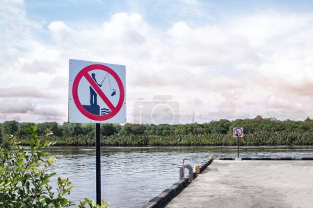 über das Hinweisschild kein Angeln am Fluss wegen Gefahr
