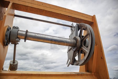 Rear tower crane sling pulley