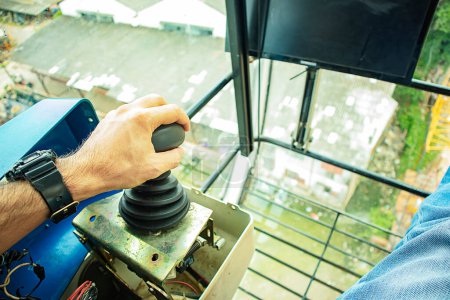 Repair and commissioning of tower cranes on joysticks and electrical systems