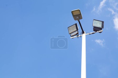 sobre la iluminación solar y los postes de iluminación haciendo hincapié en la iluminación