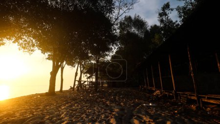 Profitez du lever du soleil sur la plage de sable qui a de nombreuses cabanes simples et des restaurants pionniers.