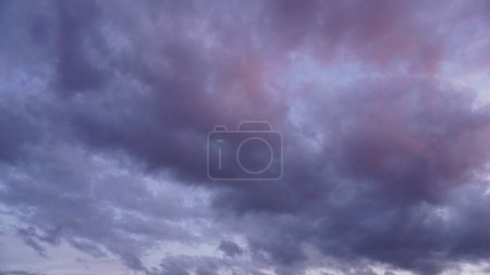 Wolken vor einem Gewitter bei Sonnenuntergang als abstrakter Hintergrund.