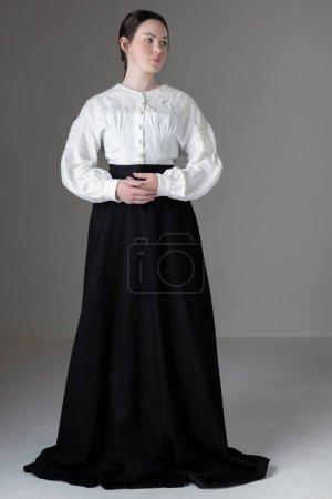 Foto de Una joven victoriana o eduardiana con una blusa de lino blanco Garibaldi y falda negra - Imagen libre de derechos