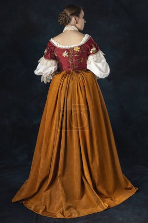Foto de Mujer renacentista, Tudor, georgiana o de fantasía alta con un corpiño bordado con una camiseta de lino y una falda larga de dos piezas sobre un fondo de estudio - Imagen libre de derechos