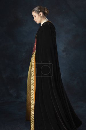 Foto de Mujer renacentista, Tudor, georgiana o de fantasía alta con un corpiño bordado y una capa de terciopelo de seda - Imagen libre de derechos