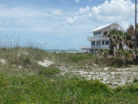 Une maison de plage avec vue sur l'océan Atlantique par une journée de printemps ensoleillée à New Smyrna Beach en Floride