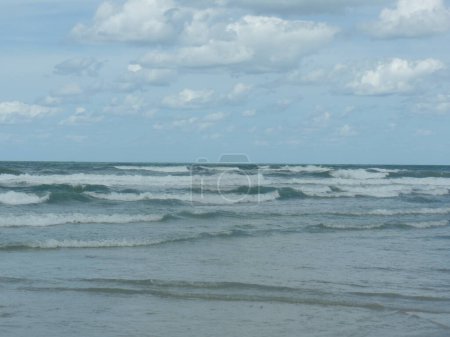 Un après-midi de printemps ensoleillé à New Smyrna Beach en Floride regarder les vagues de l'océan Atlantique éclabousser à marée haute 
