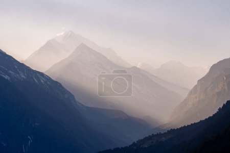Une vue sur les montagnes de l'Himalaya dans la lumière du matin.