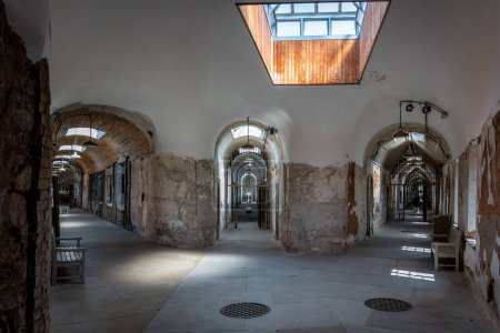 Drei Korridore, die sich vom Nervenzentrum des historischen Eastern State Penitentionry von Philadelphia erstrecken.