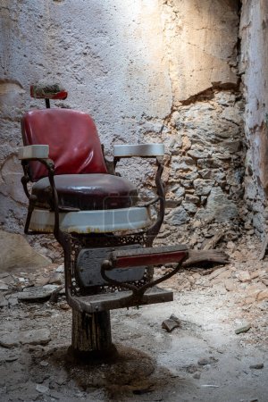 Una silla de peluquería en un cuarto de celda en ruinas en la Penitenciaría Estatal del Este de Filadelfia.