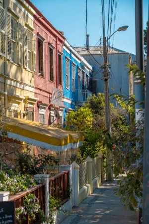 Maisons colorées de Valparaiso, Chili près de Santiago. Cette rue était autrefois classée au patrimoine de l'UNESCO mais a perdu son titre à cause d'un mauvais entretien.