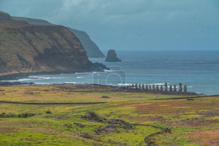Vue depuis l'usine Moai sur l'île de Pâques ou Rapa Nui sur les environs. Très vert. Mauvais temps.