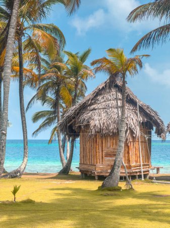 Islas San Blas en Panamá, playa tropical en isla privada.
