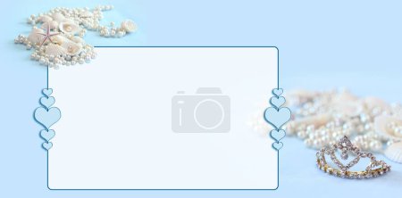 Téléchargez les photos : Cadre vide avec une chaîne et des perles sur fond blanc, vue de dessus - en image libre de droit
