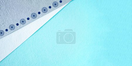 marineblaue Papierblumen und blau-weißes und silbernes japanisches Papierdesign. auf weißem Hintergrund. flache Lage, Draufsicht.