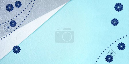 marineblaue Papierblumen und blau-weißes und silbernes japanisches Papierdesign. auf weißem Hintergrund. flache Lage, Draufsicht.