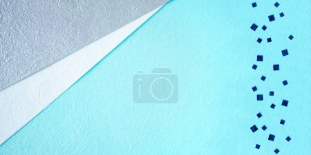 marineblaues viereckiges Papier und blaues und weißes und silbernes japanisches Papierdesign. auf weißem Hintergrund. flache Lage, Draufsicht.