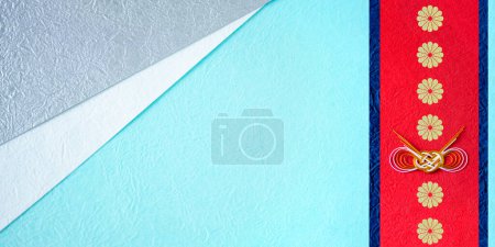 blau-weißes und silbernes japanisches Papierdesign. auf weißem Hintergrund. flache Lage, Draufsicht.