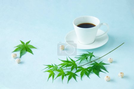 Kaffee und Ahornblatt und Mizuhiki auf weißem Hintergrund