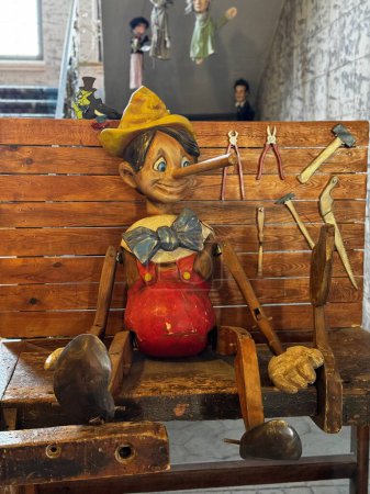 Téléchargez les photos : Poupée Pinocchio ressemble beaucoup - en image libre de droit