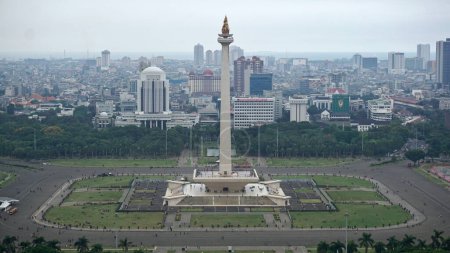 Das Nationaldenkmal (Monas) in Jakarta, Indonesien, steht hoch im Zentrum des Merdeka-Platzes. Umgeben von üppigem Grün und Stadtbild symbolisiert dieses Wahrzeichen die Unabhängigkeit des Landes und ist eine beliebte Touristenattraktion.