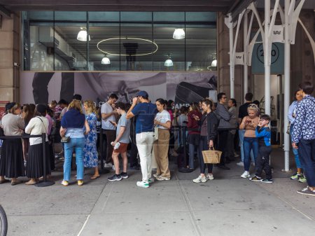 Foto de Nueva York NY USA-May 19, 2024 Compradores se alinean para negociar en la venta de muestras de Rag & Bone en NoMad en Nueva York - Imagen libre de derechos