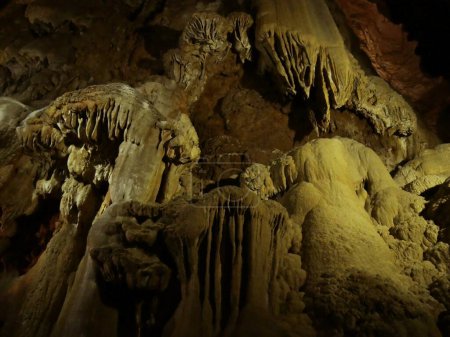 Téléchargez les photos : Grotte de Padirac, Cette grotte calcaire est située près de Gramat, dans la région du Lot en France - en image libre de droit