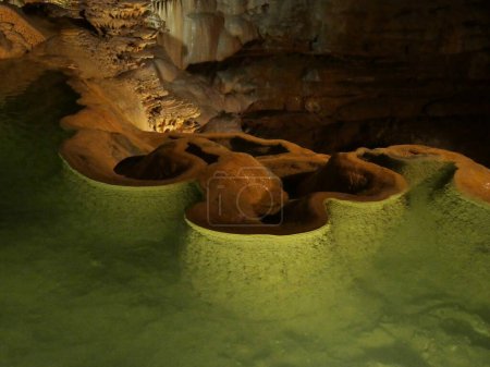 Téléchargez les photos : Grotte de Padirac, Cette grotte calcaire est située près de Gramat, dans la région du Lot en France - en image libre de droit