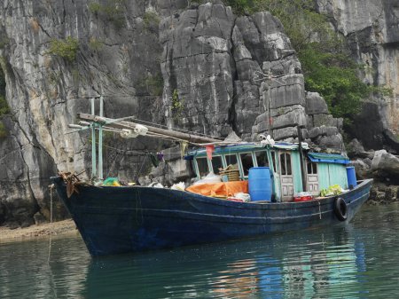 Téléchargez les photos : Vietnam, Quang Ninh Area, baie d'Halong ou baie d'Ha Long Site du patrimoine mondial de l'Unesco, Boa de pêche - en image libre de droit
