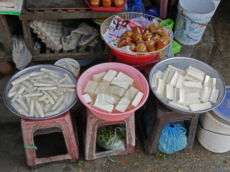 Téléchargez les photos : Vietnam, Province de Quang Nam, Ville de Hoi An, Vieille ville inscrite au patrimoine mondial par l'Unesco, le marché, décrochage avec soja - en image libre de droit