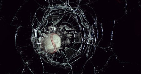 Foto de Bola de Béisbol rompiendo cristal contra fondo negro - Imagen libre de derechos