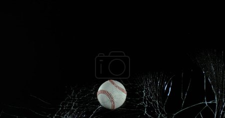 Téléchargez les photos : Balle de baseball cassant volet de verre sur fond noir - en image libre de droit