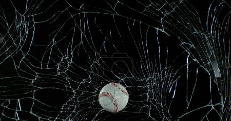 Foto de Bola de Béisbol rompiendo cristal contra fondo negro - Imagen libre de derechos