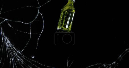 Téléchargez les photos : Bouteille de bière cassant volet de verre sur fond noir, - en image libre de droit