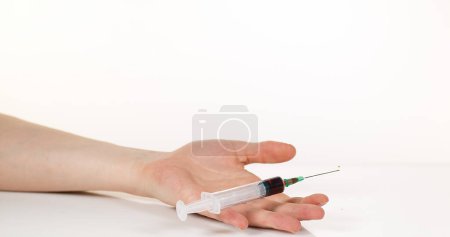 Foto de Producto médico cayendo en la mano contra fondo blanco - Imagen libre de derechos