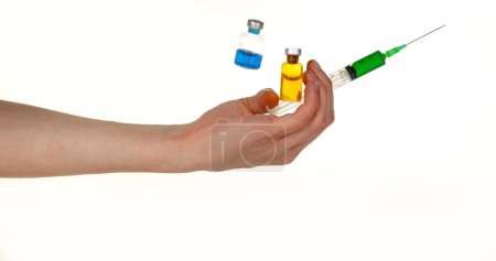 Foto de Producto médico cayendo en la mano contra fondo blanco - Imagen libre de derechos