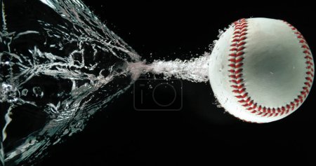 Téléchargez les photos : Balle de baseball tombant dans l'eau sur fond blanc - en image libre de droit