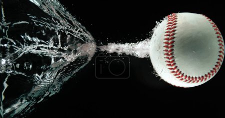 Foto de Pelota de béisbol cayendo en el agua contra fondo blanco - Imagen libre de derechos