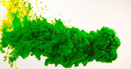 Foto de Tinta verde ingresando al agua contra fondo blanco - Imagen libre de derechos