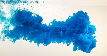 Téléchargez les photos : Encre bleue entrant dans l'eau sur fond blanc - en image libre de droit