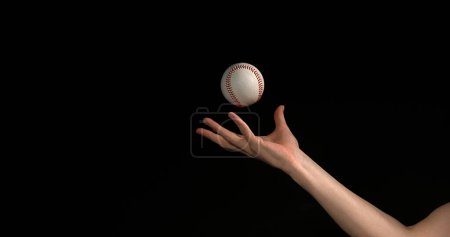 Téléchargez les photos : Main de femme lançant une boule de baseball sur fond noir - en image libre de droit